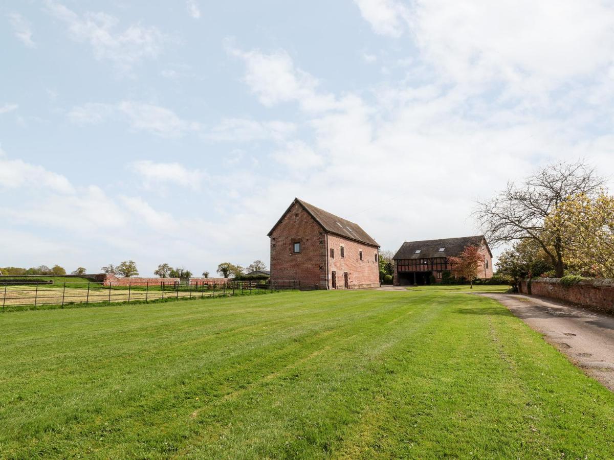 Cromwells Manor Villa Nantwich Exterior photo