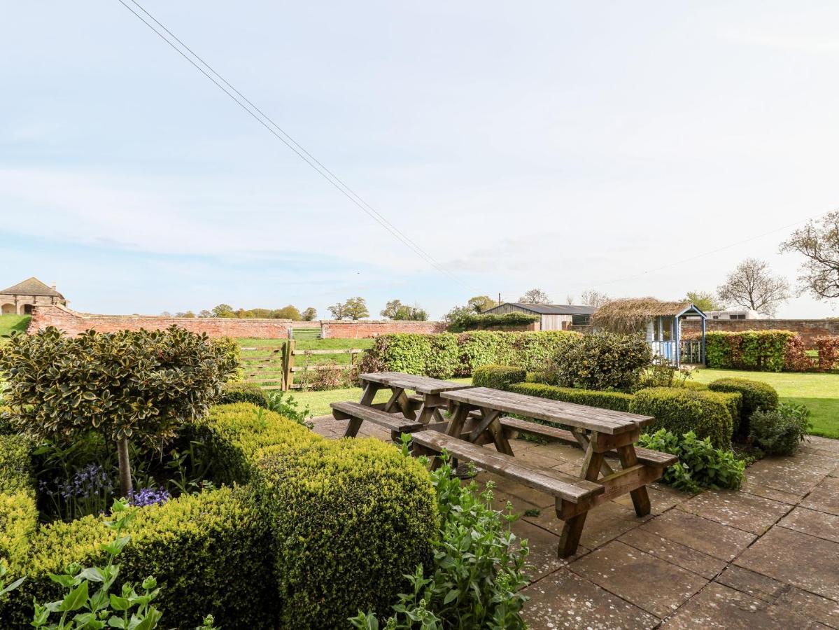 Cromwells Manor Villa Nantwich Exterior photo